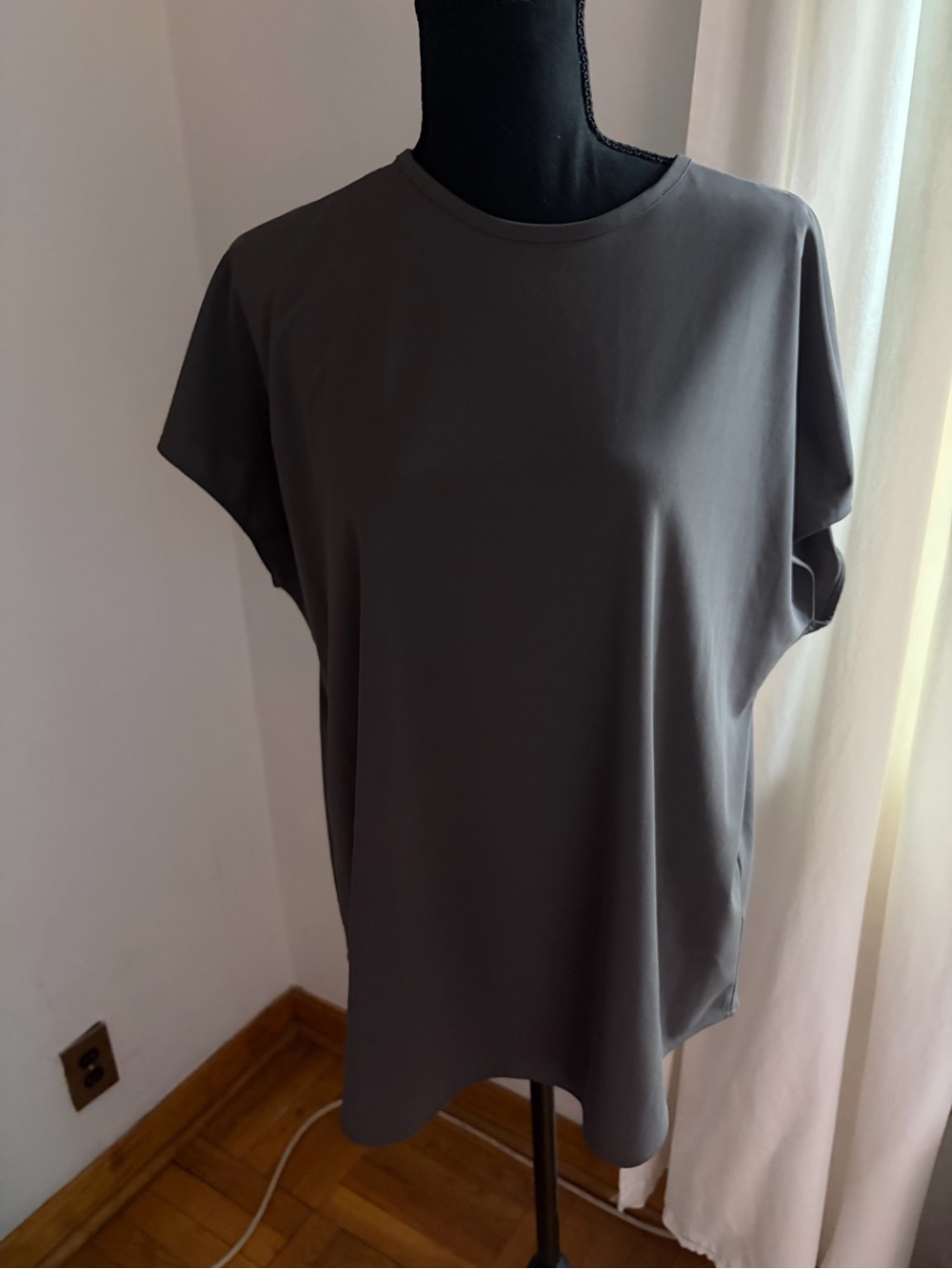 Uniqlo Short Sleeve Crewneck Tee in Charcoal